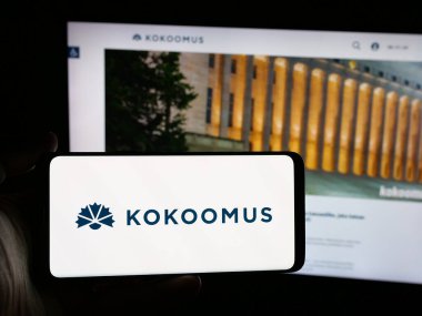 Stuttgart, Almanya - 07-24-2025: İnternet sitesi önünde ekranda Fin siyasi partisi Kansallinen Kokoomus 'un logosunu taşıyan kişi. Telefon ekranına odaklan.