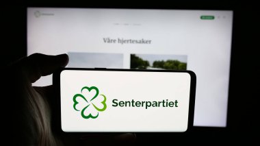 Stuttgart, Almanya - 07-24-2025: İnternet sayfası önünde Norveçli siyasi parti Senterpartiet 'in (Sp) logosunu elinde tutan kişi. Telefon ekranına odaklan.