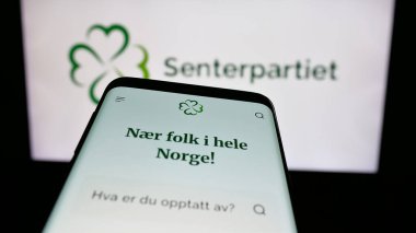 Stuttgart, Almanya - 07-24-2025: Logo önünde Norveçli siyasi parti Senterpartiet 'in (Sp) web sitesi bulunan cep telefonu. Telefon ekranının sol üst kısmına odaklan.
