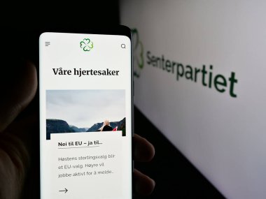 Stuttgart, Almanya - 07-24-2025: Logo önünde Norveçli siyasi parti Senterpartiet 'in (Sp) web sayfası bulunan kişi. Telefon ekranının merkezine odaklan.