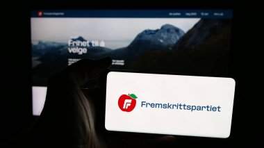 Stuttgart, Almanya - 07-24-2025: Norveç partisi Fremskrittspartiet 'in logosuna sahip cep telefonu web sayfası önünde ekranda. Telefon ekranına odaklan.