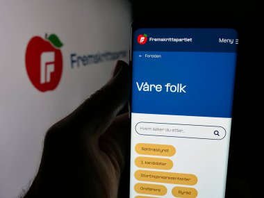 Stuttgart, Almanya - 07-24-2025: Logo önünde Norveç partisi Fremskrittspartiet 'in (FrP) web sayfası bulunan kişi. Telefon ekranının merkezine odaklan.