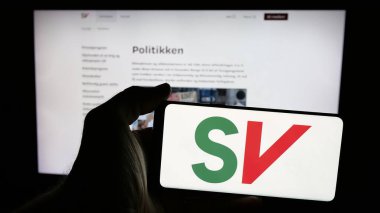 Stuttgart, Almanya - 07-24-2025: Sosialistisk Venstreparti (SV) logosuna sahip cep telefonu web sayfası önünde ekranda. Telefon ekranına odaklan.