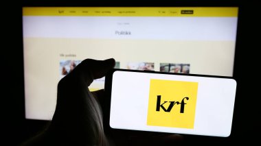 Stuttgart, Almanya - 07-24-2025: Norveç partisi Kristelig Folkeparti 'nin logosunun bulunduğu cep telefonu web sayfası önünde ekranda. Telefon ekranına odaklan.
