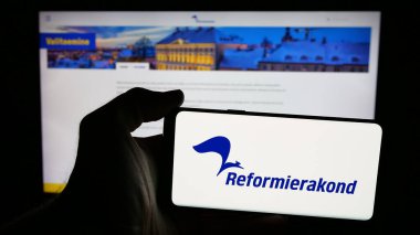 Stuttgart, Almanya - 07-25-2025: Eesti Reformierakond 'un logosunun bulunduğu cep telefonu web sayfası önünde ekranda. Telefon ekranına odaklan.