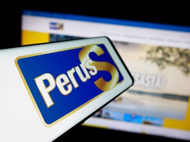 Stuttgart, Almanya - 07-25-2025: İnternet sitesi önünde üzerinde Fin partisi Perussuomalaiset (PerusS) logosu bulunan akıllı telefon. Telefon ekranının merkez soluna odaklan.