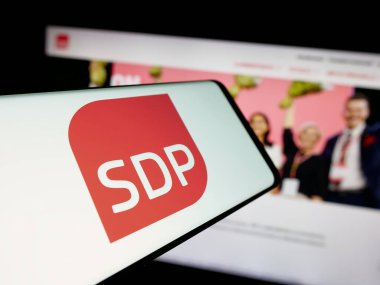 Stuttgart, Almanya - 07-25-2025: İnternet sitesi önünde Suomen Sosialidemokratinen Puolue (SDP) logosuna sahip akıllı telefon. Telefon ekranının merkezine odaklan.