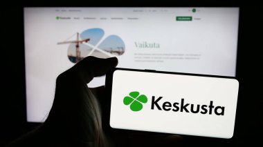 Stuttgart, Almanya - 07-25-2025: Fin siyasi partisi Suomen Keskusta 'nın logosunun bulunduğu cep telefonu web sitesinin önünde duruyor. Telefon ekranına odaklan.