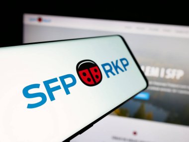 Stuttgart, Almanya - 07-25-2025: İnternet sitesi önünde Svenska Folkpartiet (SFP) logosuna sahip akıllı telefon. Telefon ekranının merkez soluna odaklan.