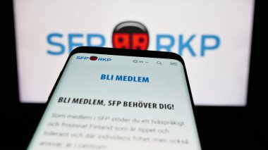Stuttgart, Almanya - 07-25-2025: Logo önünde Fin partisi Svenska Folkpartiet 'in (SFP) web sitesi bulunan cep telefonu. Telefon ekranının sol üst kısmına odaklan.