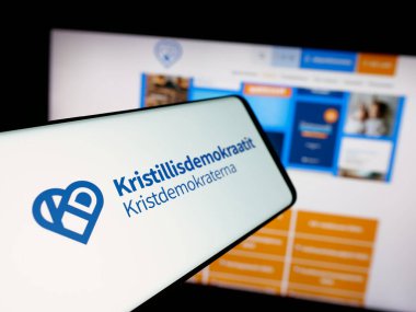Stuttgart, Almanya - 07-25-2025: İnternet sitesi önünde üzerinde Fin partisi Kristillisdemokraatit (KD) logosu bulunan akıllı telefon. Telefon ekranının merkez soluna odaklan.