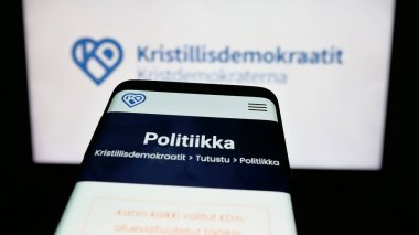 Stuttgart, Almanya - 07-25-2025: Logo önünde ekranda Fin partisi Kristillisdemokraatit 'in (KD) web sitesi bulunan cep telefonu. Telefon ekranının sol üst kısmına odaklan.