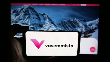 Stuttgart, Almanya - 07-25-2025: İnternet sayfasının önünde ekranda Fin siyasi partisi Vasemmistoliitto 'nun logosunun bulunduğu cep telefonu sahibi kişi. Telefon ekranına odaklan.