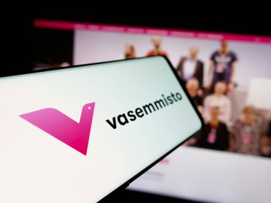 Stuttgart, Almanya - 07-25-2025: İnternet sitesi önünde ekranda Fin siyasi partisi Vasemmistoliitto 'nun logosu bulunan akıllı telefon. Telefon ekranının soluna odaklan.
