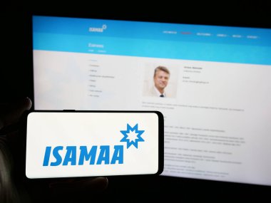 Stuttgart, Almanya - 07-28-2025: Estonya siyasi partisi Isamaa 'nın logosunu elinde tutan kişi web sitesinin önünde ekranda. Telefon ekranına odaklan.