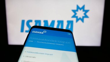 Stuttgart, Almanya - 07-28-2025: Estonya siyasi partisi Isamaa 'nın web sitesinin bulunduğu cep telefonu logonun önünde ekranda. Telefon ekranının sol üst kısmına odaklan.