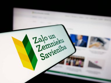Stuttgart, Almanya - 07-28-2025: İnternet sitesi önünde Zalo un Zemnieku Savieniba (ZZS) partisinin logosuna sahip akıllı telefon. Telefon ekranının merkez soluna odaklan.