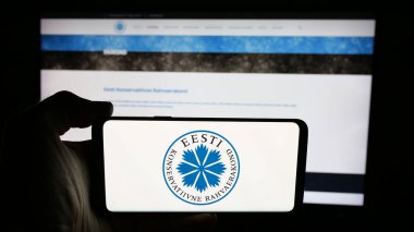 Stuttgart, Almanya - 07-28-2025: Web sayfası önünde ekranda Eesti Konservatiivne Rahvaerakond (EKRE) logosu bulunan kişi. Telefon ekranına odaklan.