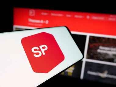 Stuttgart, Almanya - 07-28-2025: İnternet sitesi önünde Sozialdemokratische Partei der Schweiz (SP) logosuna sahip akıllı telefon. Telefon ekranının merkez soluna odaklan.