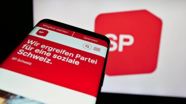 Stuttgart, Almanya - 07-28-2025: Logo önünde Sozialdemokratische Partei der Schweiz 'in (SP) web sitesi bulunan cep telefonu. Telefon ekranının sol üst kısmına odaklan.