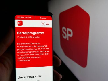 Stuttgart, Almanya - 07-28-2025: Sozialdemokratische Partei der Schweiz 'in (SP) web sayfası logonun önünde duran kişi. Telefon ekranının merkezine odaklan.