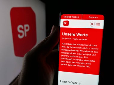 Stuttgart, Almanya - 07-28-2025: Logo önünde Sozialdemokratische Partei der Schweiz 'in (SP) web sayfası bulunan kişi. Telefon ekranının merkezine odaklan.