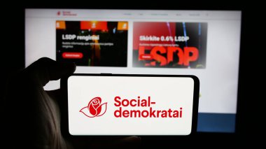 Stuttgart, Almanya - 07-28-2025: Lietuvos Socialdemokratu Partija (LSDP) partisinin logosunun bulunduğu cep telefonu web sayfası önünde. Telefon ekranına odaklan.