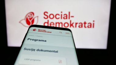 Stuttgart, Almanya - 07-28-2025: Lietuvos Socialdemokratu Partija (LSDP) partisinin web sitesi logonun önünde ekranda. Telefon ekranının sol üst kısmına odaklan.
