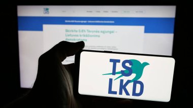 Stuttgart, Almanya - 07-28-2025: Litvanya siyasi partisi TS-LKD 'nin logosunun bulunduğu cep telefonu web sayfası önünde ekranda. Telefon ekranına odaklan.