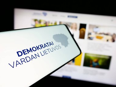 Stuttgart, Almanya - 07-28-2025: İnternet sitesinin önünde Demokratu Sajunga Vardan Lietuvos (DSVL) logosuna sahip akıllı telefon. Telefon ekranının merkez soluna odaklan.
