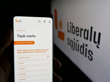 Stuttgart, Almanya - 07-28-2025: Logonun önünde Lietuvos Respublikos Liberalu Sujudis 'in (LRLS) web sayfası bulunan kişi. Telefon ekranının merkezine odaklan.