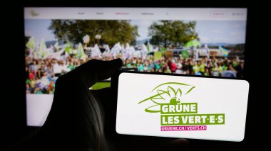 Stuttgart, Almanya - 07-30-2025: İsviçre yeşil siyasi partisi GRUENE Schweiz 'in logosunun bulunduğu cep telefonu web sitesinin önünde ekranda. Telefon ekranına odaklan.