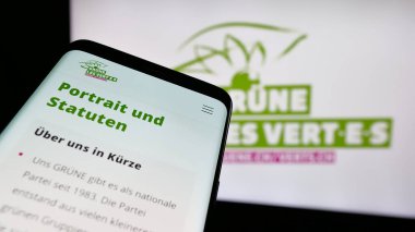 Stuttgart, Almanya - 07-30-2025: İsviçre yeşil siyasi partisi GRUENE Schweiz 'in yer aldığı cep telefonu logosu önünde ekranda. Telefon ekranının sol üst kısmına odaklan.