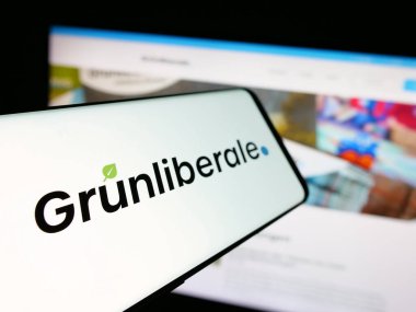 Stuttgart, Almanya - 07-30-2025: İnternet sitesi önünde üzerinde İsviçreli Gruenliberale Partei Schweiz (GLP) logosu bulunan akıllı telefon. Telefon ekranının merkez soluna odaklan.