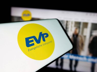 Stuttgart, Almanya - 07-30-2025: Web sitesi önünde Evangelische Volkspartei der Schweiz (EVP) logosu bulunan akıllı telefon. Telefon ekranının merkez soluna odaklan.