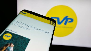 Stuttgart, Almanya - 07-30-2025: Logonun önünde Evangelische Volkspartei der Schweiz 'in (EVP) web sitesi bulunan cep telefonu. Telefon ekranının sol üst kısmına odaklan.