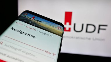 Stuttgart, Almanya - 07-30-2025: Logo önünde Eidgenoessisch-Demokratische Union (EDU) partisinin web sitesi bulunan cep telefonu. Telefon ekranının sol üst kısmına odaklan.