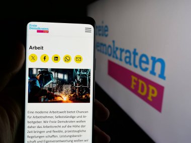 Stuttgart, Almanya - 07-30-2025: Alman partisi Freie Demokratische Partei 'nin (FDP) internet sayfası olan cep telefonu logonun önünde ekranda. Telefon ekranının merkezine odaklan.