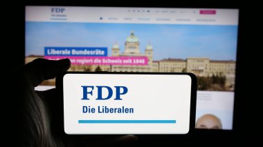 Stuttgart, Almanya - 07-30-2025: İsviçreli siyasi parti FDP Die Liberalen 'in logosunun bulunduğu cep telefonu web sayfası önünde ekranda. Telefon ekranına odaklan.