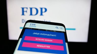 Stuttgart, Almanya - 07-30-2025: İsviçreli siyasi parti FDP Die Liberalen 'in web sitesi logo önünde ekranda. Telefon ekranının sol üst kısmına odaklan.