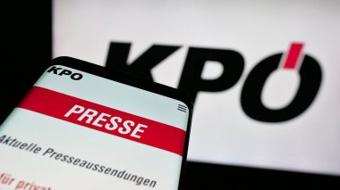 Stuttgart, Almanya - 08-01-2025: Parti Kommunistische Partei Osterreichs 'in (KPO) web sitesinin bulunduğu cep telefonu logonun önünde ekranda. Telefon ekranının sol üst kısmına odaklan.