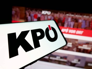 Stuttgart, Almanya - 08-01-2025: İnternet sitesi önünde üzerinde parti Kommunistische Partei Osterreichs (KPO) logosu bulunan akıllı telefon. Telefon ekranının soluna odaklan.
