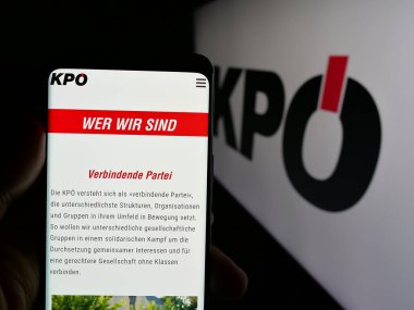 Stuttgart, Almanya - 08-01-2025: Parti Kommunistische Partei Oesterreichs 'in (KPO) internet sayfası logonun önünde bulunan kişi. Telefon ekranının merkezine odaklan.