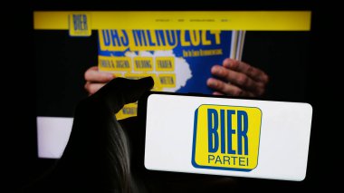 Stuttgart, Almanya - 08-01-2025: Avusturyalı parti Die Bierpartei 'nin (BIER) logosuna sahip cep telefonu web sayfası önünde ekranda. Telefon ekranına odaklan.