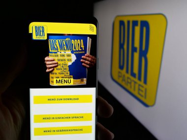Stuttgart, Almanya - 08-01-2025: Avusturyalı parti Die Bierpartei 'nin (BIER) web sayfası logonun önünde cep telefonu tutan kişi. Telefon ekranının merkezine odaklan.