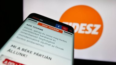 Stuttgart, Almanya - 08-01-2025: Fidesz partisinin web sitesiyle cep telefonu - Magyar Polgari Szovetseg ekranda logonun önünde. Telefon ekranının sol üst kısmına odaklan.