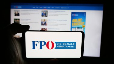 Stuttgart, Almanya - 08-01-2025: Web sayfası önünde üzerinde parti Freiheitliche Partei Oesterreichs (FPOe) logosu bulunan kişi. Telefon ekranına odaklan.
