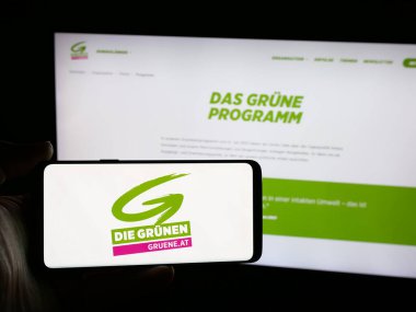 Stuttgart, Almanya - 08-01-2025: Die Gruenen - Die Gruene Alternative (GRUENE) logosuna sahip kişi web sitesinin önünde ekranda. Telefon ekranına odaklan.