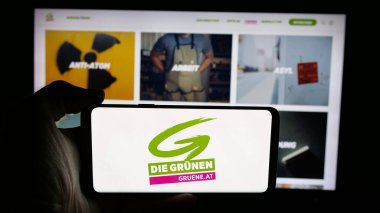 Stuttgart, Almanya - 08-01-2025: Die Gruenen - Die Gruene Alternative (GRUENE) logosunun bulunduğu cep telefonu web sayfası önünde ekranda. Telefon ekranına odaklan.