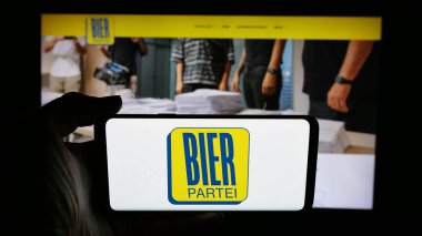 Stuttgart, Almanya - 08-01-2025: Avusturyalı parti Die Bierpartei 'nin (BIER) logosunun bulunduğu cep telefonu web sayfası önünde ekranda. Telefon ekranına odaklan.